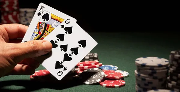撲克遊戲中的一手好牌，K和9的黑桃搭配